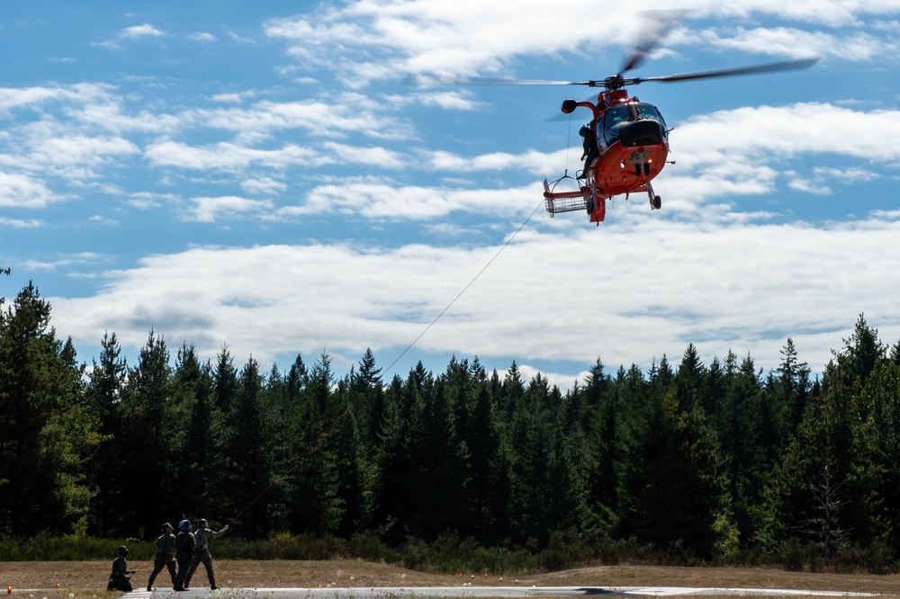 Submarine Sailors and Coast Guardsmen Complete MEDEVAC Training