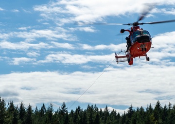 Submarine Sailors and Coast Guardsmen Complete MEDEVAC Training