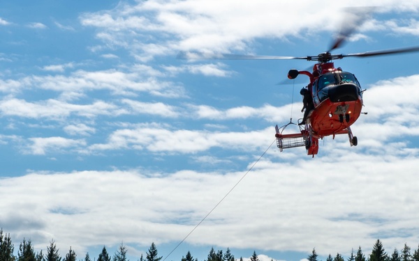 Submarine Sailors and Coast Guardsmen Complete MEDEVAC Training