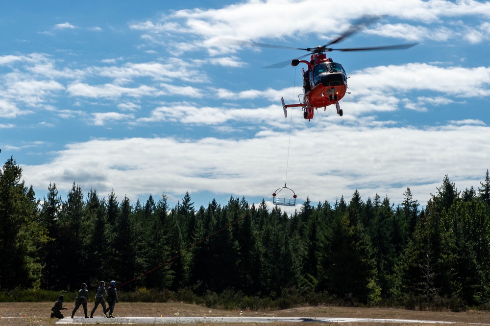 Submarine Sailors and Coast Guardsmen Complete MEDEVAC Training