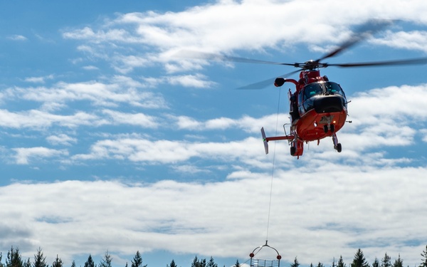 Submarine Sailors and Coast Guardsmen Complete MEDEVAC Training