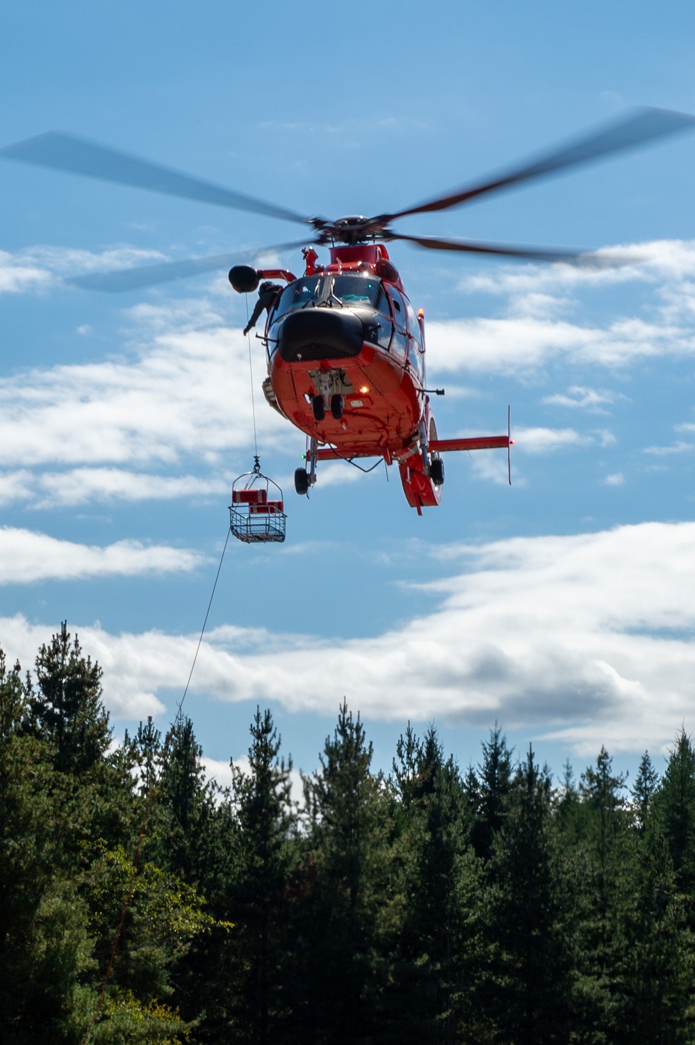 Submarine Sailors and Coast Guardsmen Complete MEDEVAC Training