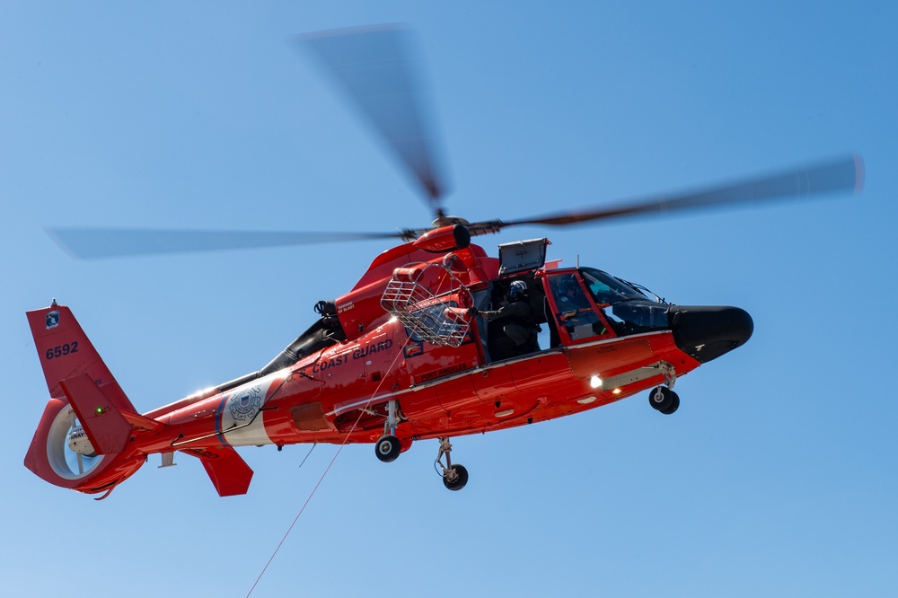 Submarine Sailors and Coast Guardsmen Complete MEDEVAC Training