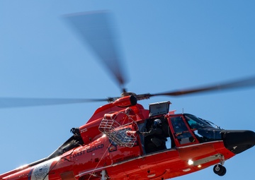 Submarine Sailors and Coast Guardsmen Complete MEDEVAC Training