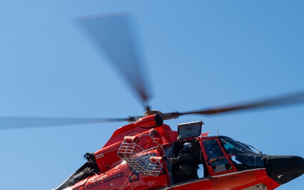 Submarine Sailors and Coast Guardsmen Complete MEDEVAC Training