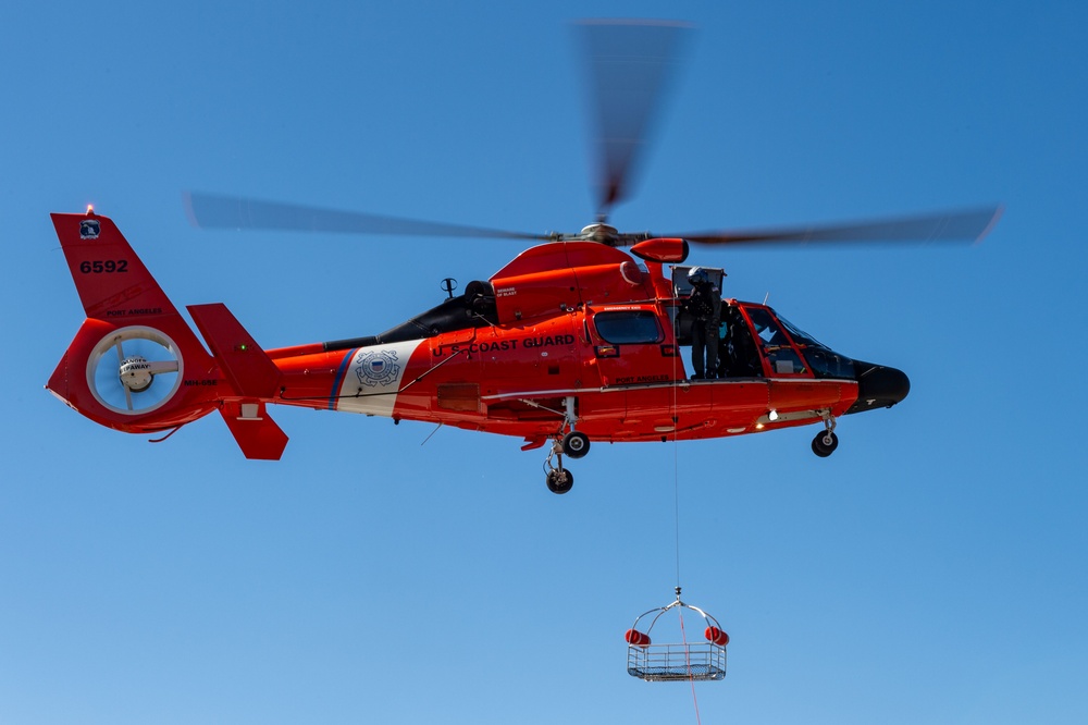 Submarine Sailors and Coast Guardsmen Complete MEDEVAC Training