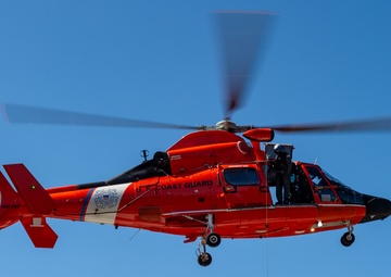 Submarine Sailors and Coast Guardsmen Complete MEDEVAC Training