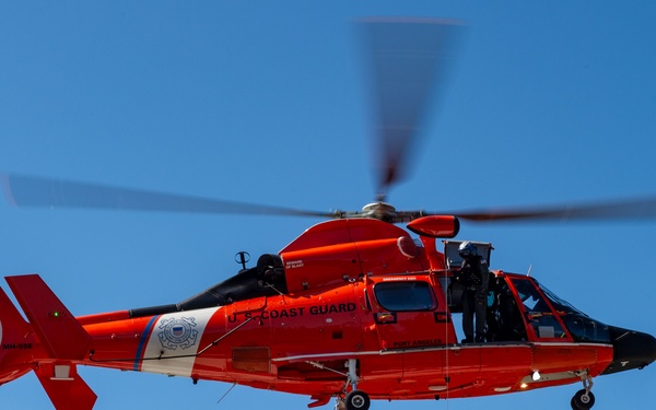 Submarine Sailors and Coast Guardsmen Complete MEDEVAC Training