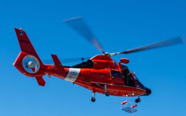 Submarine Sailors and Coast Guardsmen Complete MEDEVAC Training