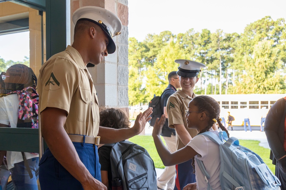 Combat Logistics Battalion 22 and 2nd Marine Aircraft Wing Band welcome Carolina Forest Elementary students back to school