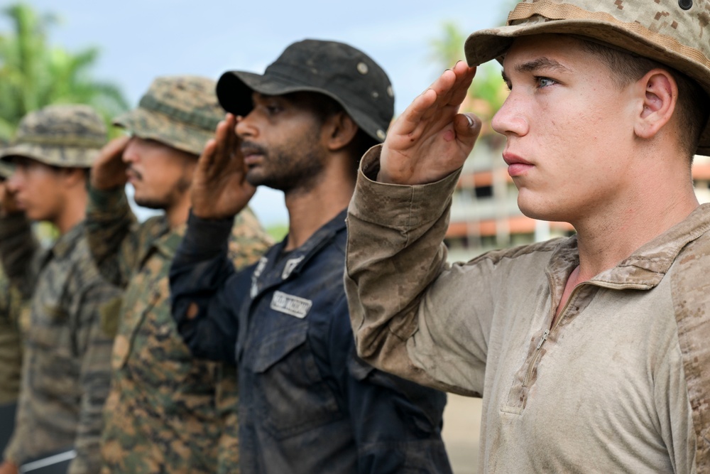 U.S. Marines and Panamanians graduate from combined jungle course