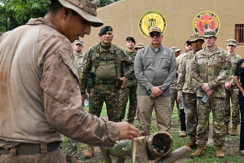 U.S. Marines and Panamanians graduate from combined jungle course