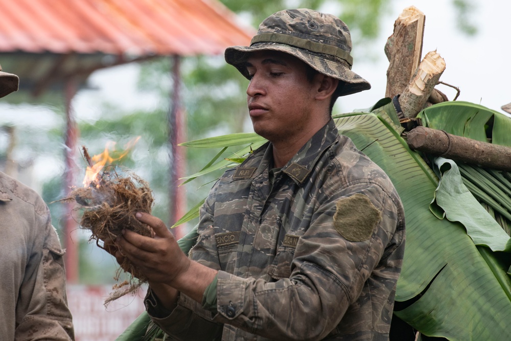 U.S. Marines and Panamanians graduate from combined jungle course