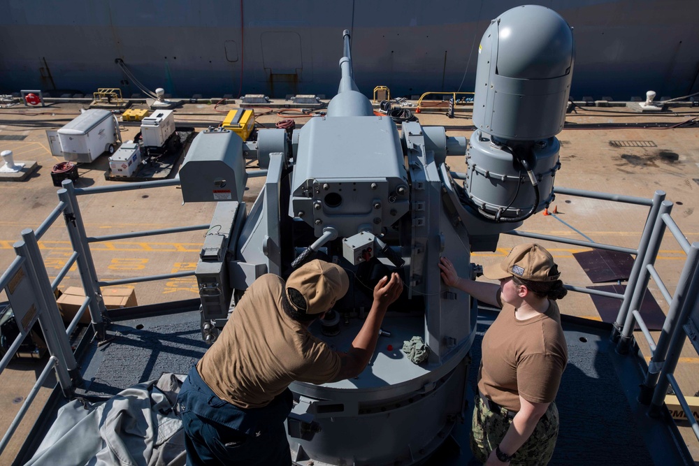 USS Kearsarge Conducts Maintenance on Mark 35