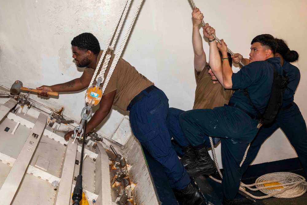 USS Kearsarge Prepares Lines