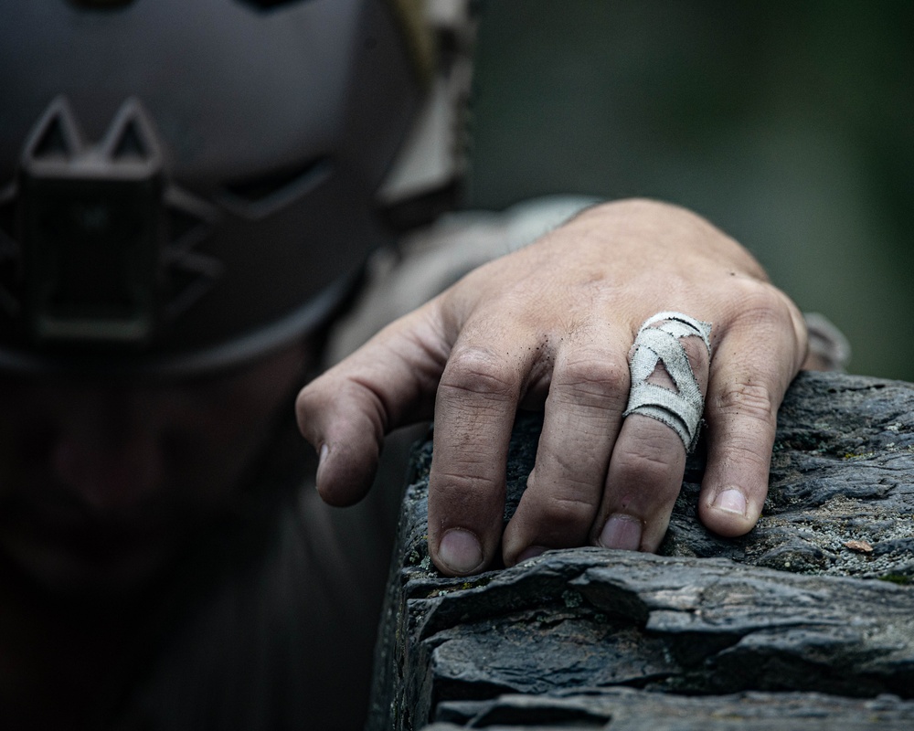 V35 and V11 Marines conduct mock lead climbing during Assault Climbers Course