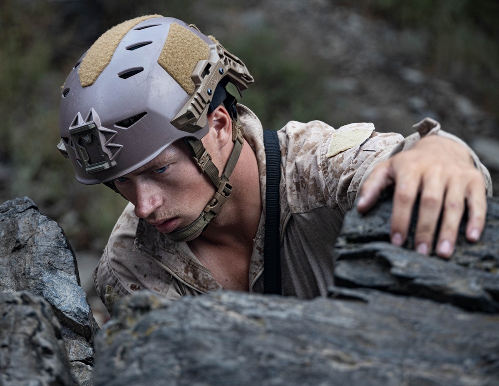 V35 and V11 Marines conduct mock lead climbing during Assault Climbers Course