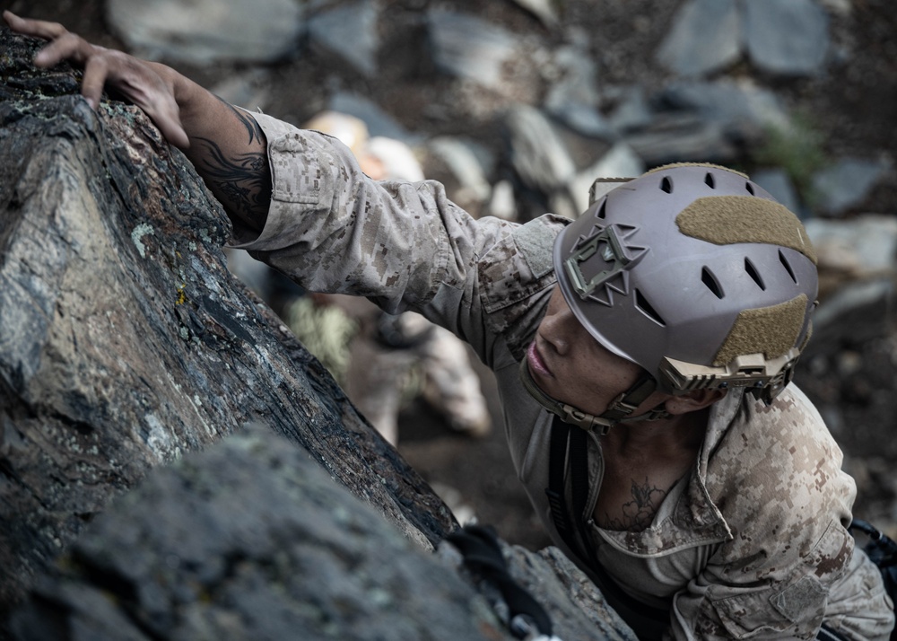 V35 and V11 Marines conduct mock lead climbing during Assault Climbers Course