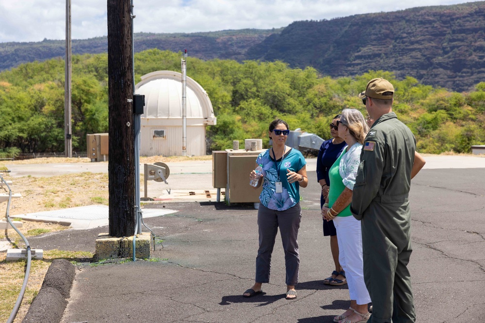 Hawaii MACRO, Governor's Staff visit PMRF
