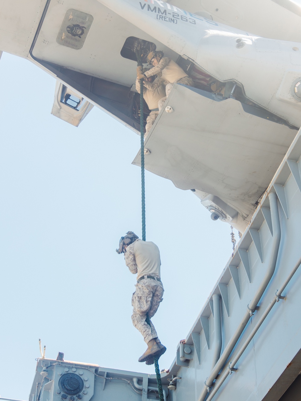 22nd MEU(SOC) | MSPF and BLT 3/6 Conduct Fast Rope Training on USS Iwo Jima