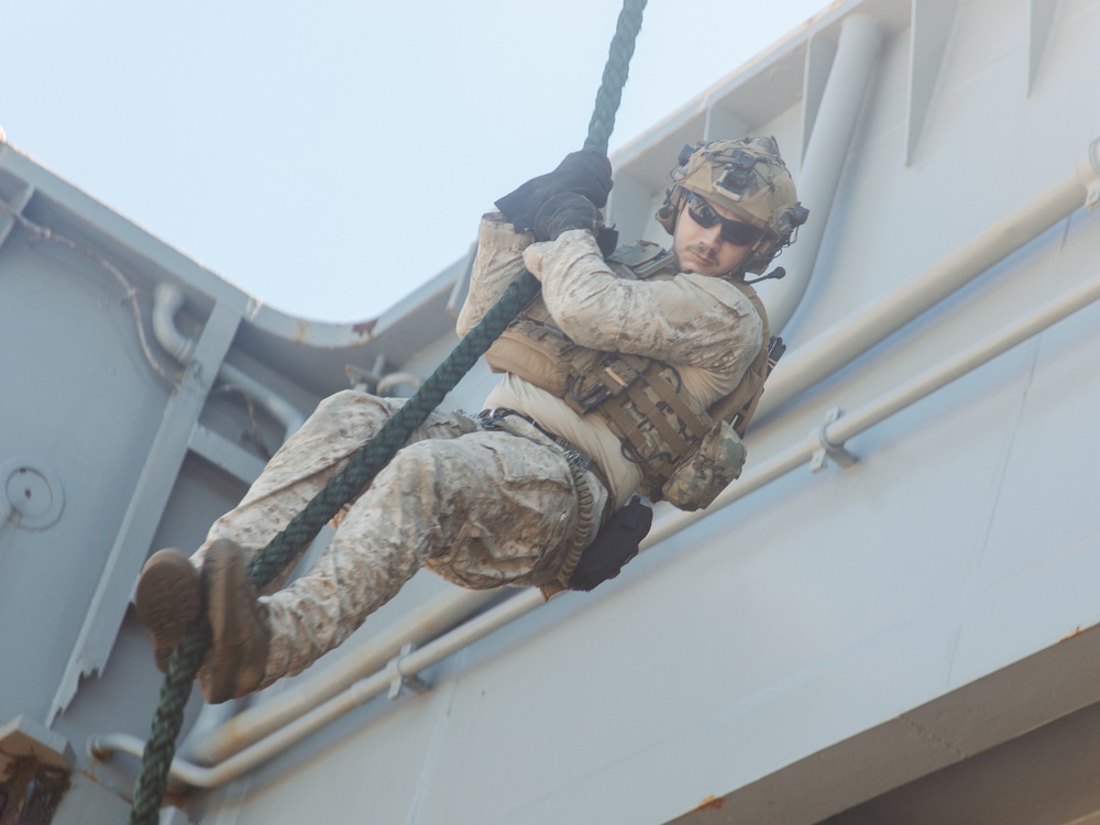 22nd MEU(SOC) | MSPF and BLT 3/6 Conduct Fast Rope Training on USS Iwo Jima