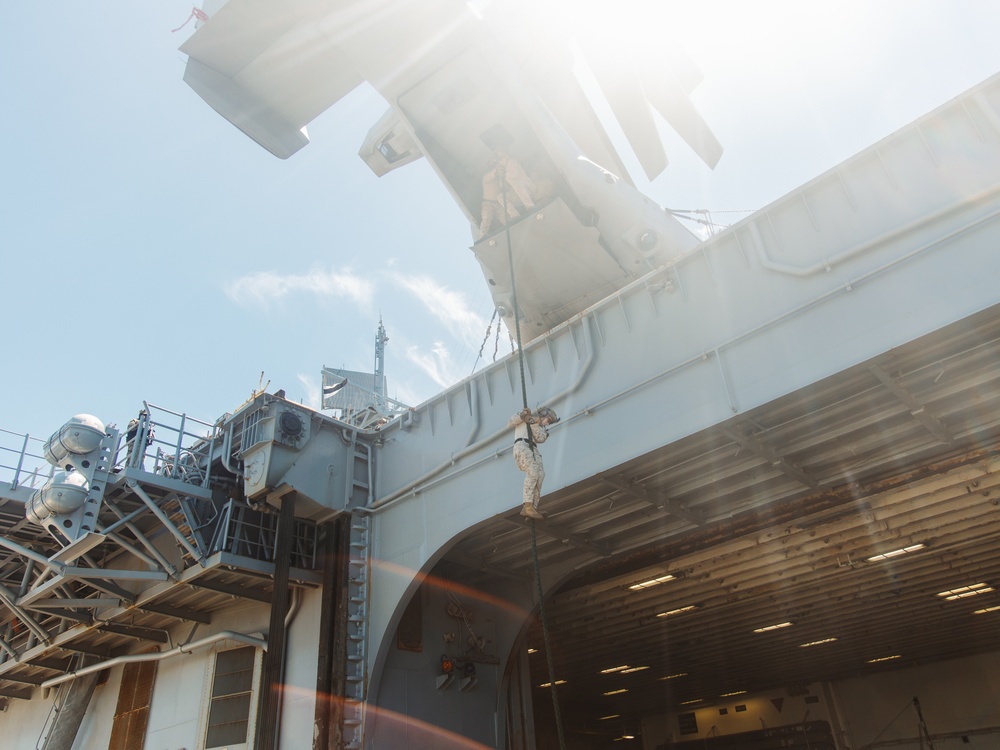 22nd MEU(SOC) | MSPF and BLT 3/6 Conduct Fast Rope Training on USS Iwo Jima
