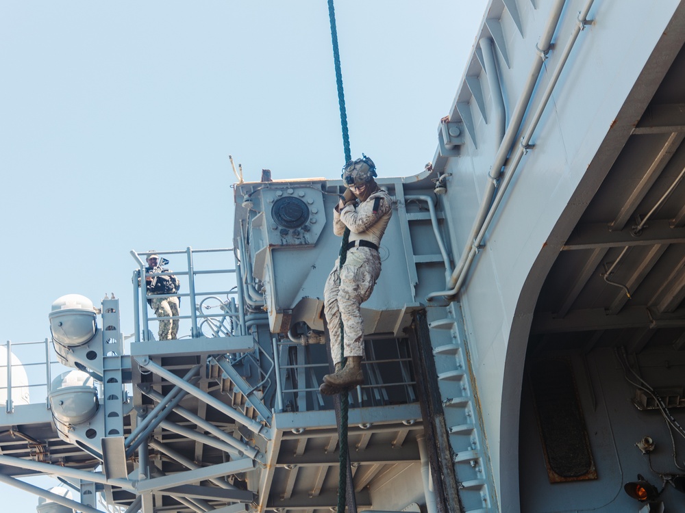 22nd MEU(SOC) | MSPF and BLT 3/6 Conduct Fast Rope Training on USS Iwo Jima