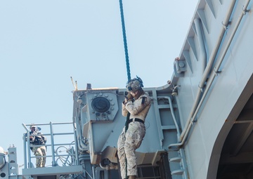 22nd MEU(SOC) | MSPF and BLT 3/6 Conduct Fast Rope Training on USS Iwo Jima