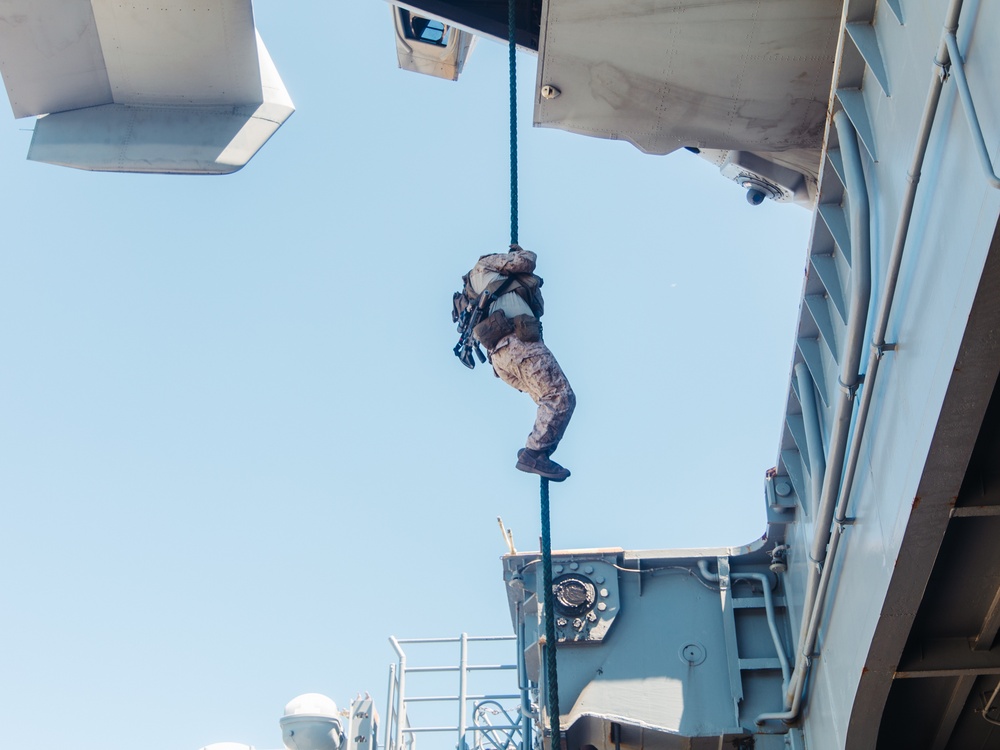 22nd MEU(SOC) | MSPF and BLT 3/6 Conduct Fast Rope Training on USS Iwo Jima