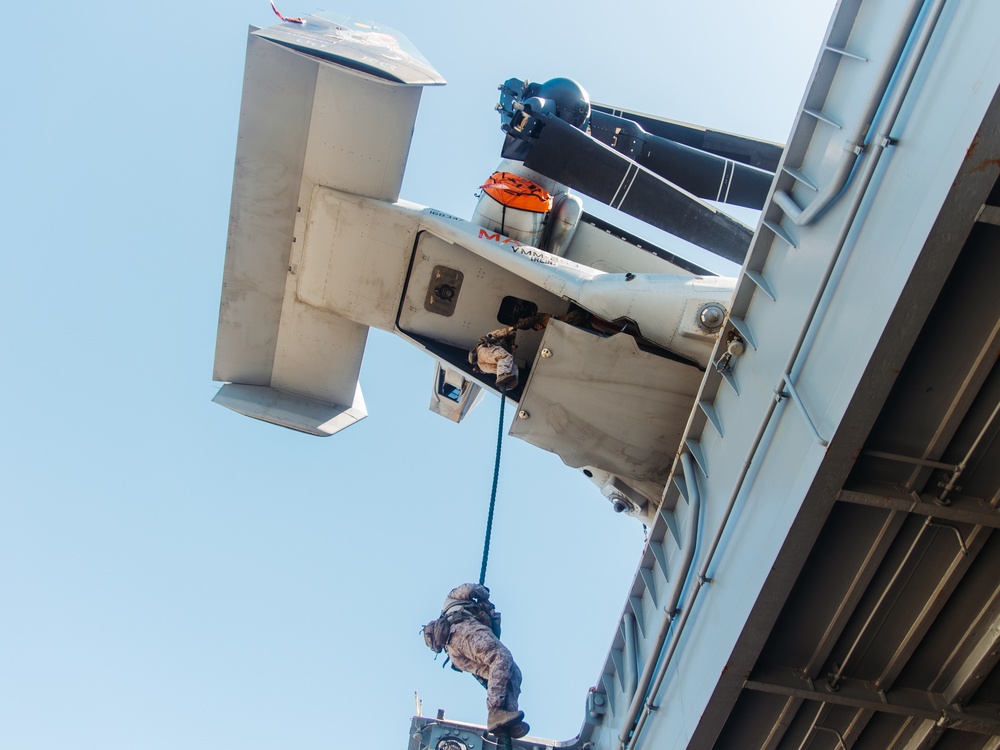 22nd MEU(SOC) | MSPF and BLT 3/6 Conduct Fast Rope Training on USS Iwo Jima