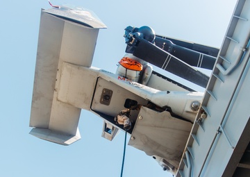 22nd MEU(SOC) | MSPF and BLT 3/6 Conduct Fast Rope Training on USS Iwo Jima