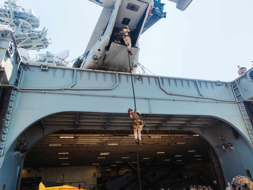 22nd MEU(SOC) | MSPF and BLT 3/6 Conduct Fast Rope Training on USS Iwo Jima