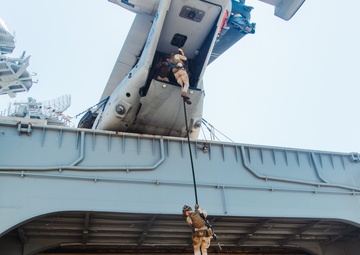 22nd MEU(SOC) | MSPF and BLT 3/6 Conduct Fast Rope Training on USS Iwo Jima