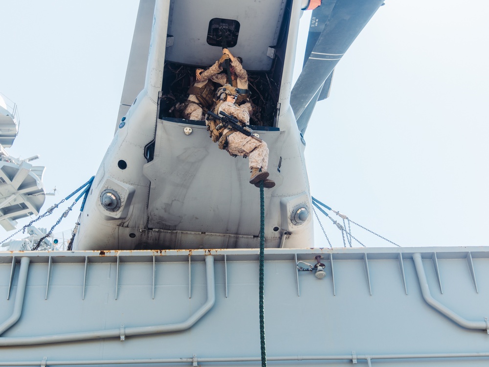 22nd MEU(SOC) | MSPF and BLT 3/6 Conduct Fast Rope Training on USS Iwo Jima