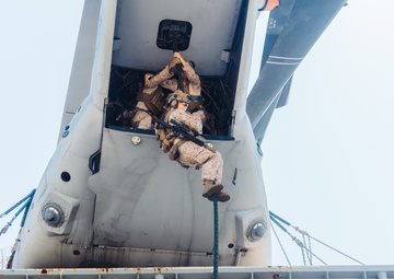 22nd MEU(SOC) | MSPF and BLT 3/6 Conduct Fast Rope Training on USS Iwo Jima