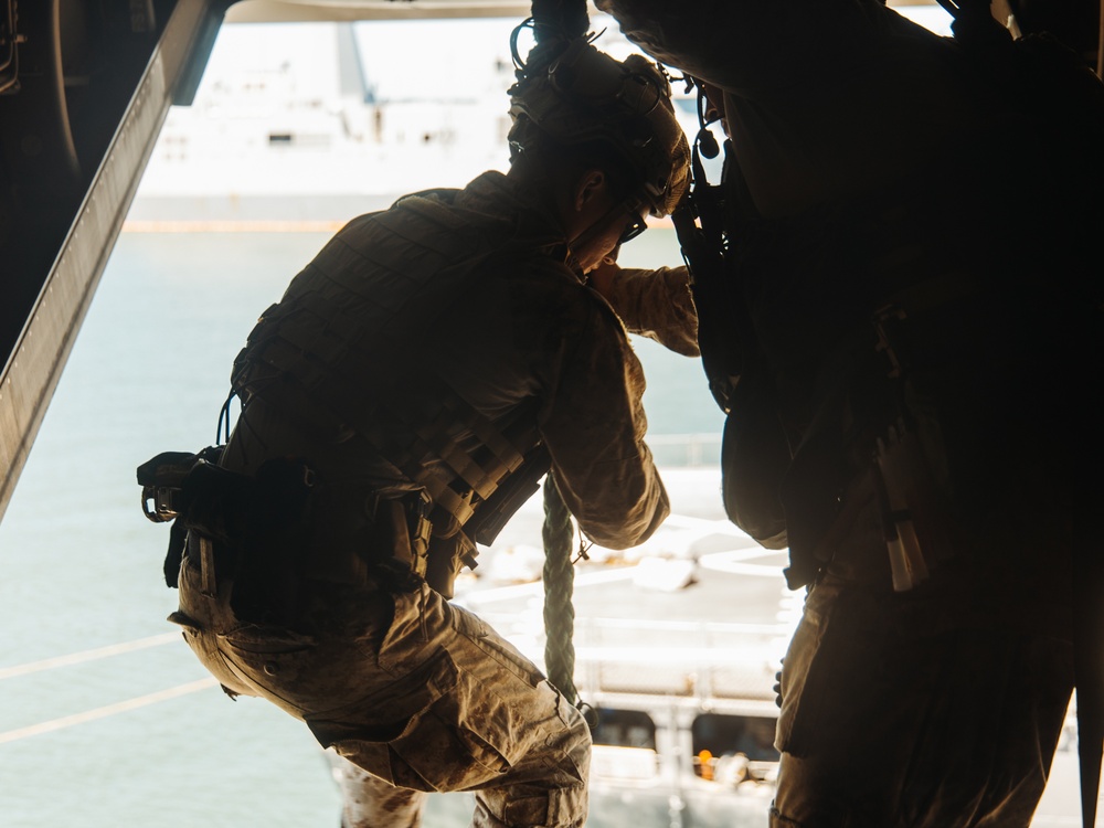 22nd MEU(SOC) | MSPF and BLT 3/6 Conduct Fast Rope Training on USS Iwo Jima