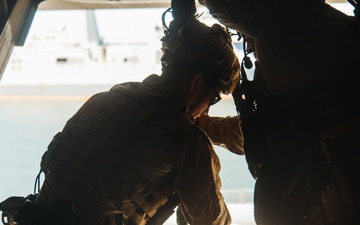 22nd MEU(SOC) | MSPF and BLT 3/6 Conduct Fast Rope Training on USS Iwo Jima