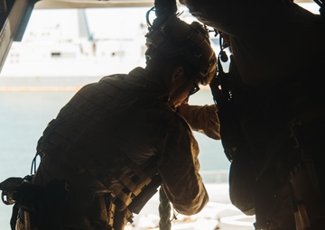 22nd MEU(SOC) | MSPF and BLT 3/6 Conduct Fast Rope Training on USS Iwo Jima