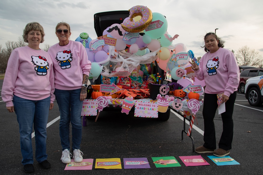 Soldiers Participate in Trunk or Treat