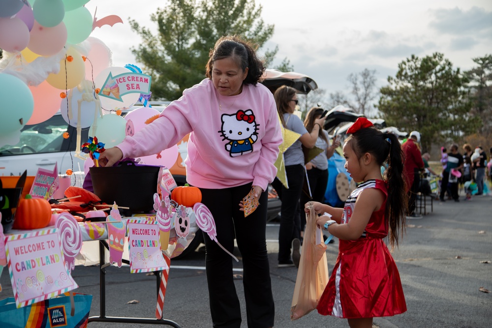 Soldiers Participate in Trunk or Treat