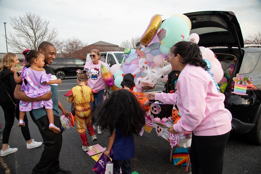 Soldiers Participate in Trunk or Treat