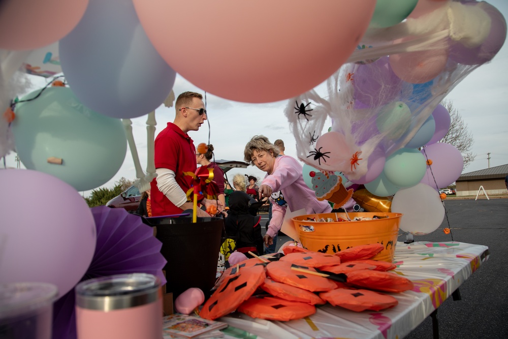 Soldiers Participate in Trunk or Treat