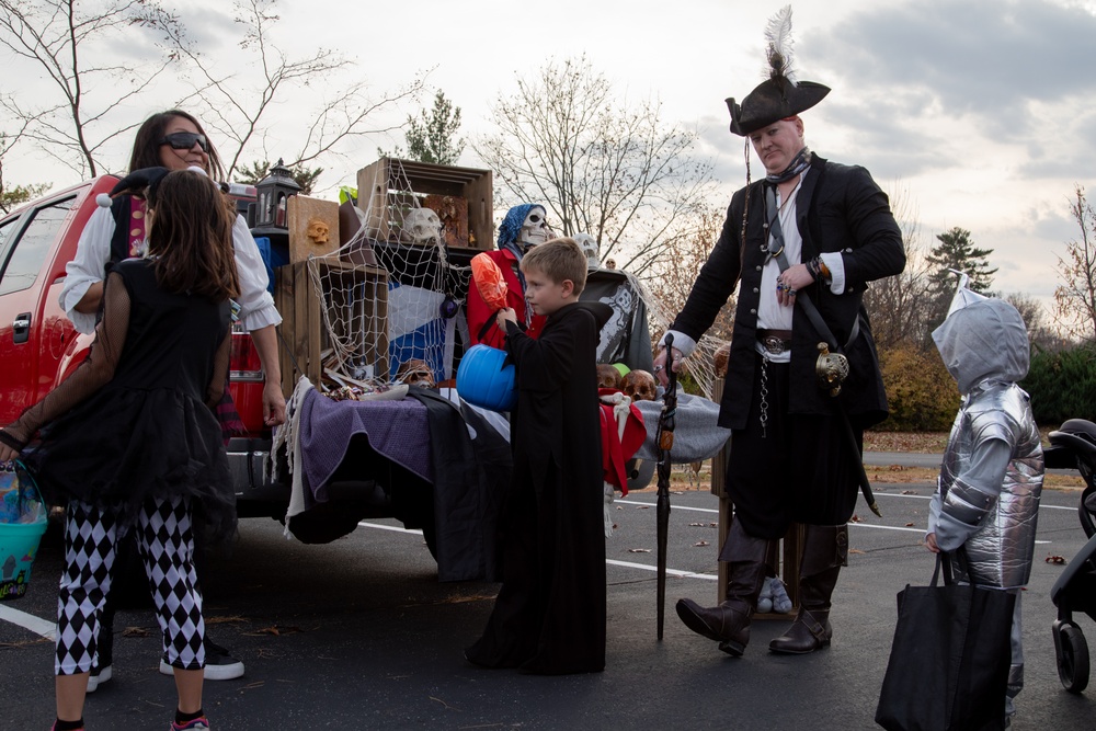 Soldiers Participate in Trunk or Treat