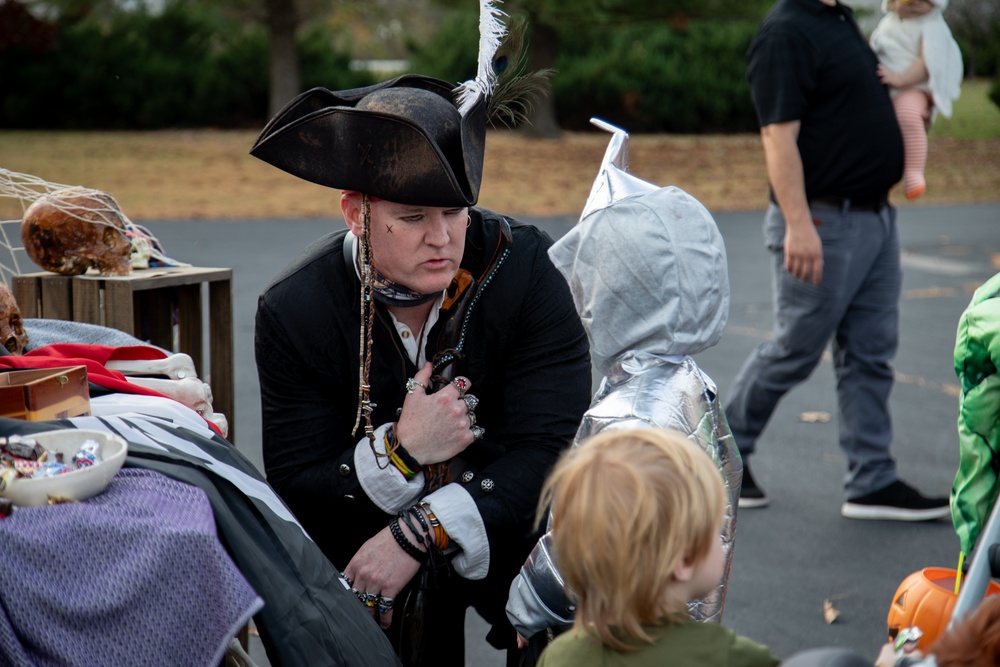 Soldiers Participate in Trunk or Treat