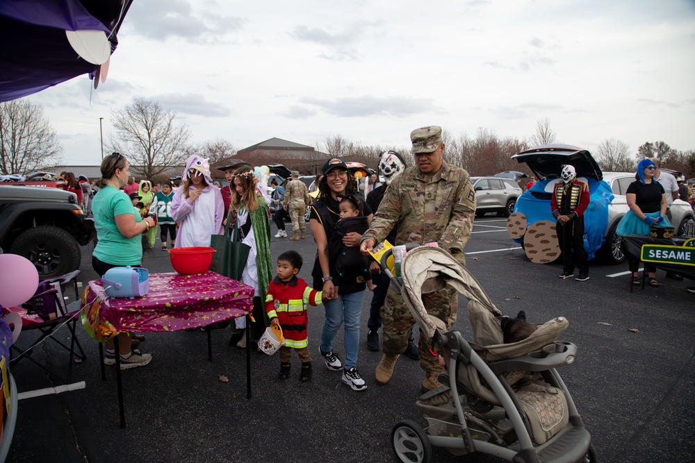 Soldiers Participate in Trunk or Treat