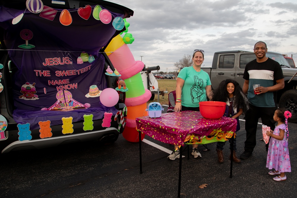 Soldiers Participate in Trunk or Treat