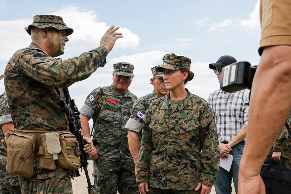 MARFORK and ROKMC 1st MarDiv Commanders conduct KMEP battlefield circulation