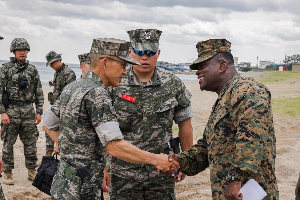 MARFORK and ROKMC 1st MarDiv Commanders conduct KMEP battlefield circulation