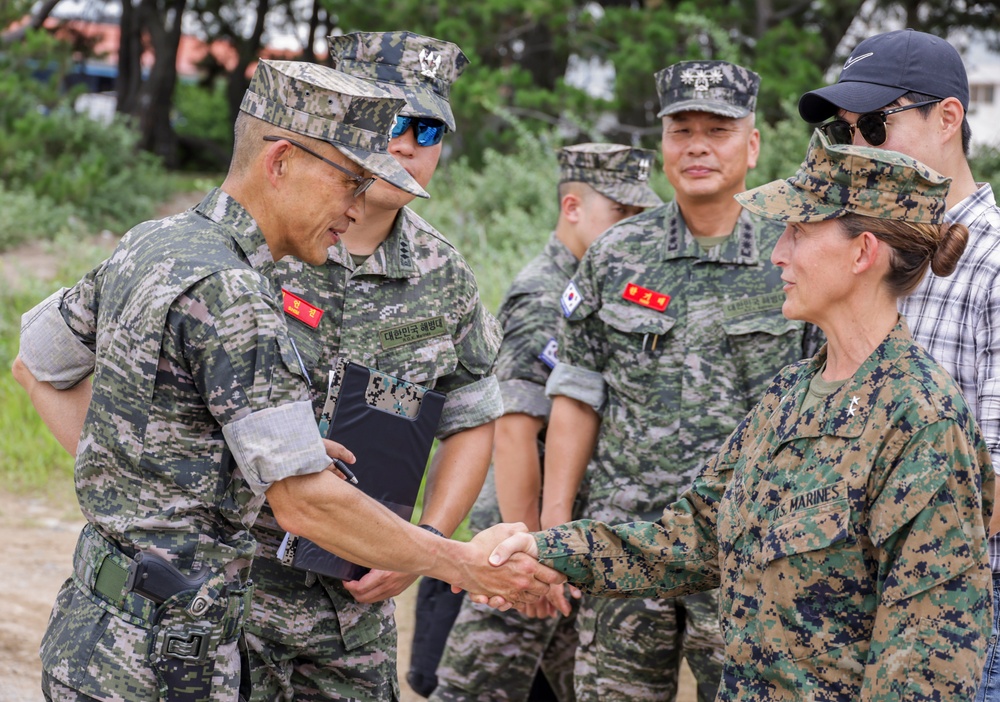 MARFORK and ROKMC 1st MarDiv Commanders conduct KMEP battlefield circulation