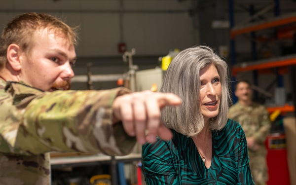 Sen. Ernst meets Airmen, Visits Innovation Force